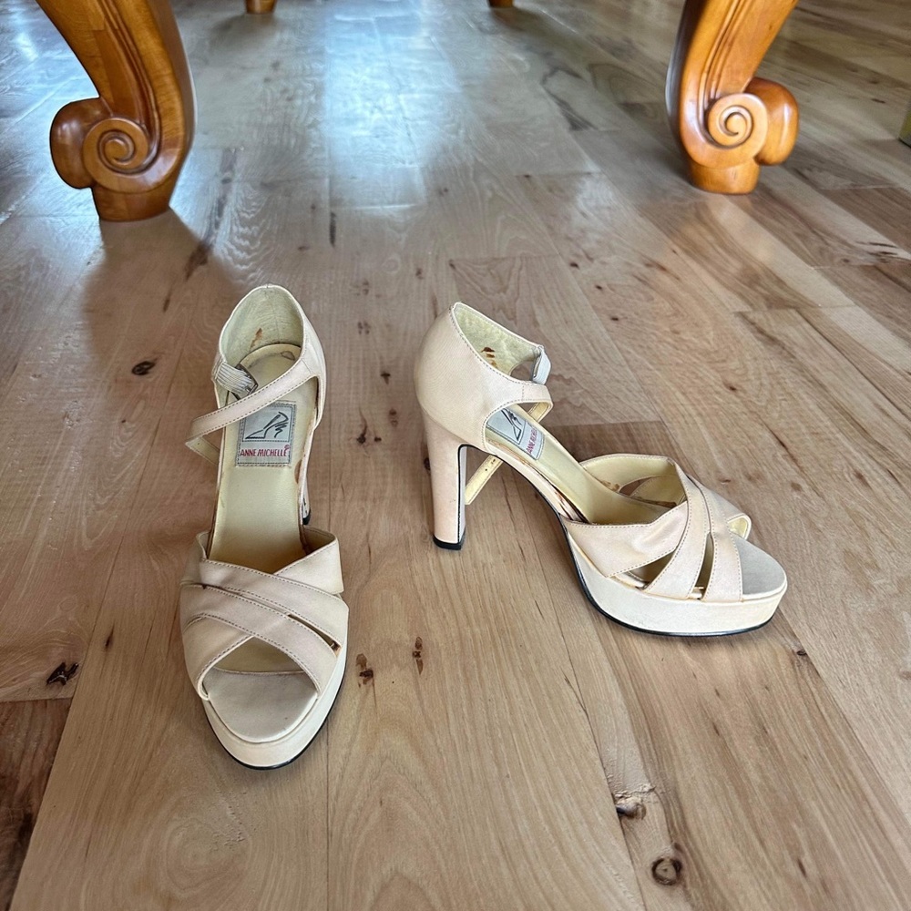Anne Michelle heels beige